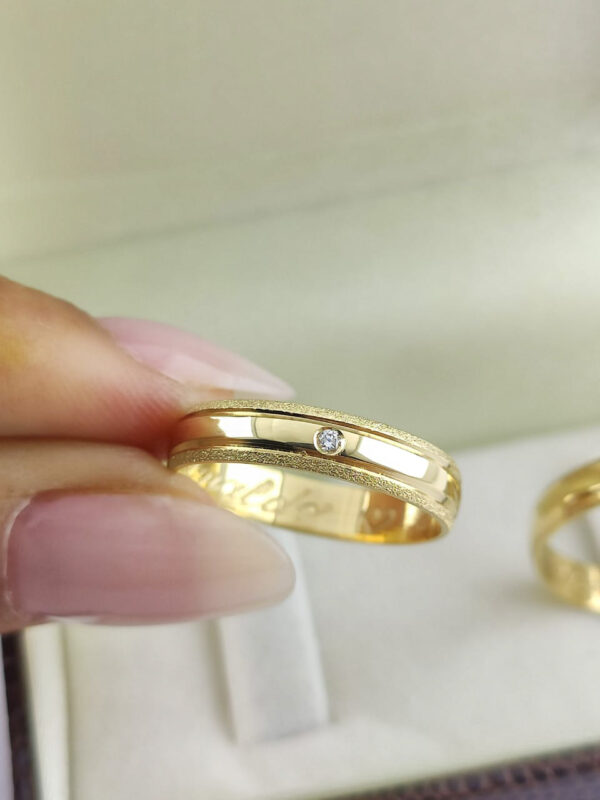 Aliança em Ouro 18k para noivado ou casamento Ivani – 4mm - Image 2