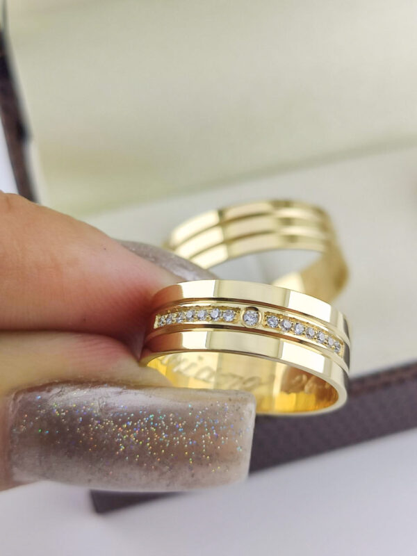 Aliança em Ouro 18k para noivado ou casamento Alessandra – 8mm - Image 3